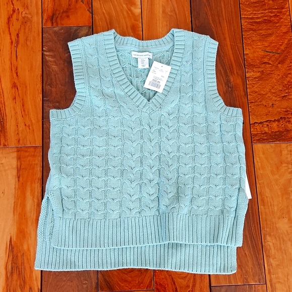 Brand new women's size small v neck cable knit sweater vest - Picture 1 of 3